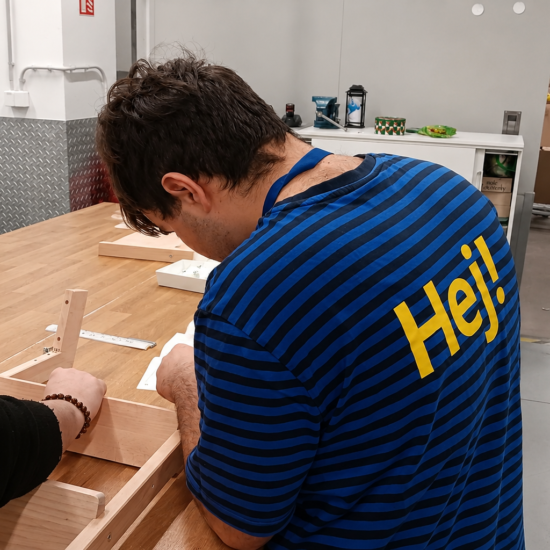 Adam sbírá pracovní zkušenosti v IKEA